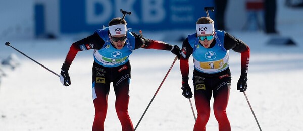 Tarjei Boe (vľavo) a Johannes Thingnes Boe pri odovzdávaní štafety - Zdroj AP Photo/Darko Bandic, Profimedia