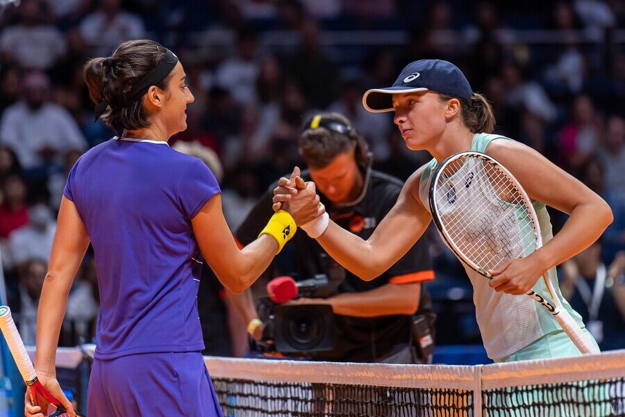 Caroline Garcia a Iga Swiatek na turnaji v Dubaji - Zdroj © Nicolas Briquet / Bestimage World Tennis League tournament in Dubai, Profimedia