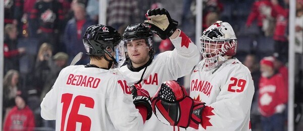 Connor Bedard, Joshua Roy, brankár Benjamin Gaudreau (Kanada U20) - Zdroj Profimedia