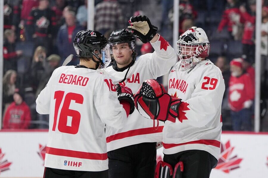 Connor Bedard, Joshua Roy, brankár Benjamin Gaudreau (Kanada U20) - Zdroj Profimedia