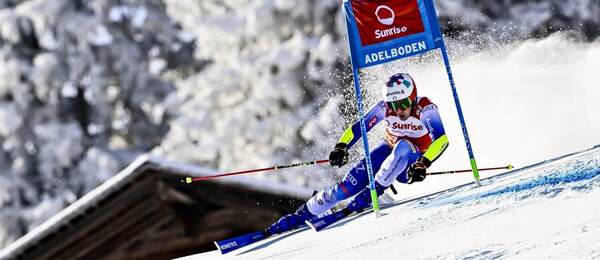 Luca de Aliprandini &quot;reže&quot; bránku na pretekoch v Adelbodene