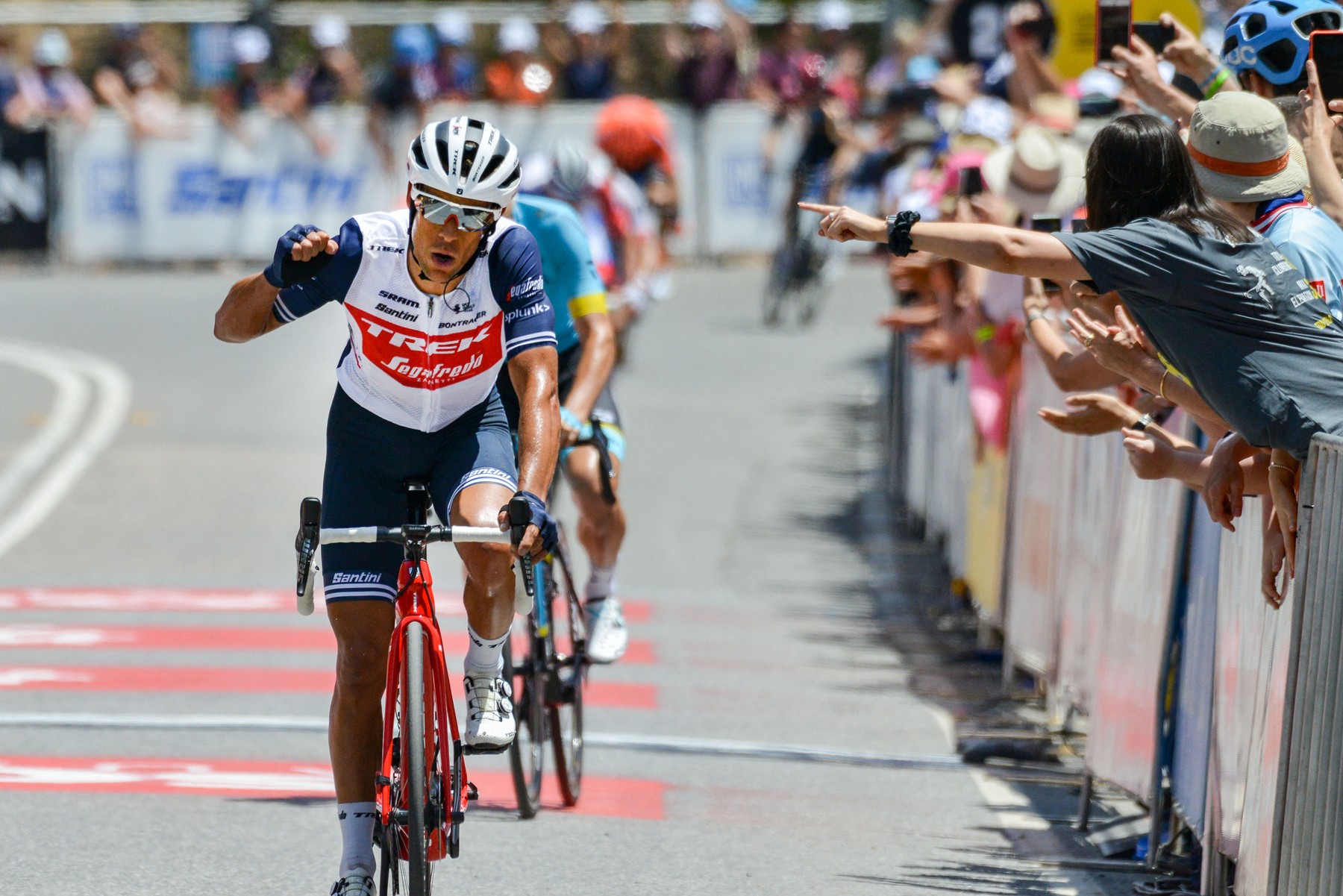 Richie Porte a jeho víťazné gesto na Tour Down Under 2020 - Zdroj Profimedia