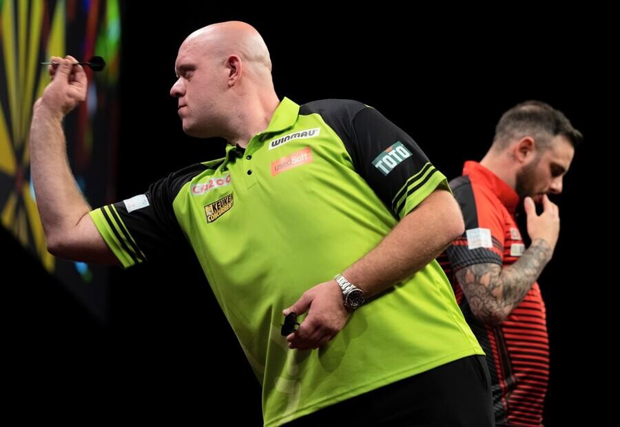 Premier League Darts, finále 2022, v popredí Michael van Gerwen, za ním Joe Cullen - Zdroj Profimedia