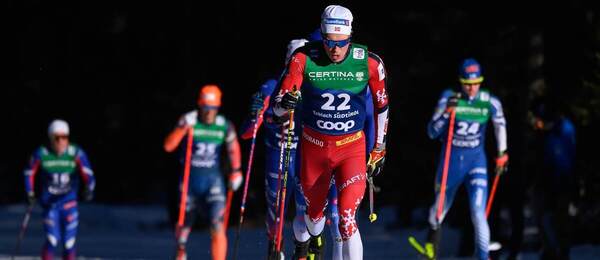 Nór Nyenget na čele skupiny bežcov pri pretekoch v Toblachu