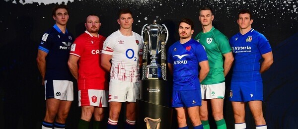 Jamie Richie (Škótsko), Ken Owens (Wales), Owen Farrell (Anglicko), Antoine Dupont (Francúzsko), Johnny Sexton (Írsko) a Michele Lamaro (Taliansko) s trofejou pre víťaza 2023 Guinness Six Nations - Zdroj James Fearn/PPAUK, Profimedia