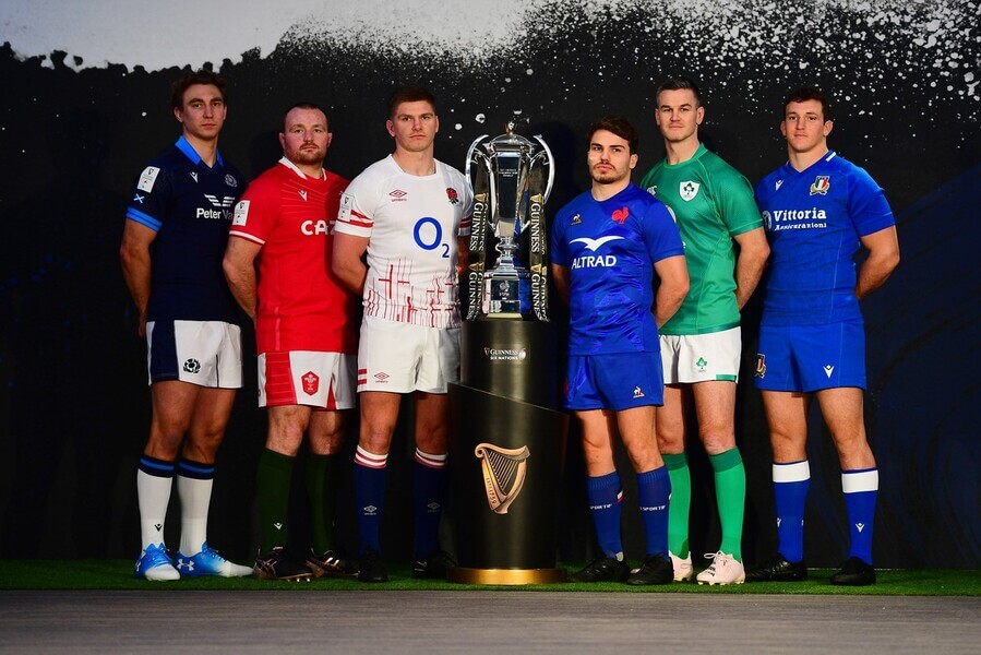 Jamie Richie (Škótsko), Ken Owens (Wales), Owen Farrell (Anglicko), Antoine Dupont (Francúzsko), Johnny Sexton (Írsko) a Michele Lamaro (Taliansko) s trofejou pre víťaza 2023 Guinness Six Nations - Zdroj James Fearn/PPAUK, Profimedia