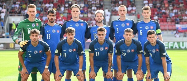 Základná jedenástka Slovenska U19 v barážovom zápase proti Rakúsku na ME 2022, zľava hore Adam Hrdina, Marek Ujlaky, Adam Griger, Martin Oravec, Jakub Luka, Sebastián Kóša, zľava dole Šimon Mičuda, Adam Gaži, Viktor Sliacky, Dominik Hollý, Samuel Kopásek - Zdroj Profimedia