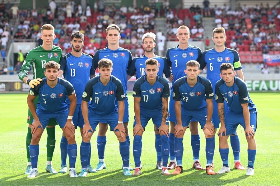 Základná jedenástka Slovenska U19 v barážovom zápase proti Rakúsku na ME 2022, zľava hore Adam Hrdina, Marek Ujlaky, Adam Griger, Martin Oravec, Jakub Luka, Sebastián Kóša, zľava dole Šimon Mičuda, Adam Gaži, Viktor Sliacky, Dominik Hollý, Samuel Kopásek - Zdroj Profimedia