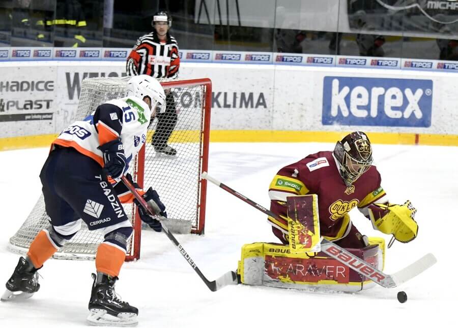 Na snímke vľavo hráč HC Dukla Ingema Michalovce Matúš Paločko, vpravo brankár HK Dukla Trenčín Connor LaCouvee - Zdroj Profimedia