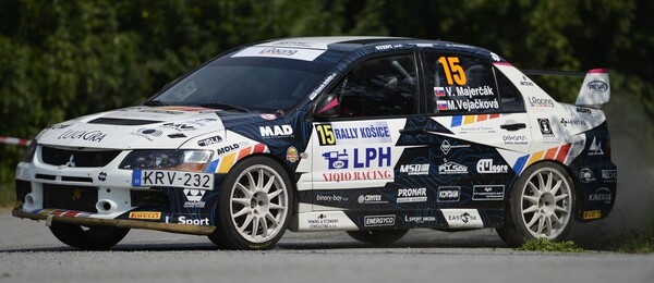 Na snímke slovenská posádka Vlastimil Majerčák – Michaela Vejačková (L Racing s.r.o.) na automobile Mitsubishi Lancer Evo IX počas rýchlostnej skúšky 41. Rally Košice v Herľanoch 16. augusta 2015 - Zdroj Profimedia