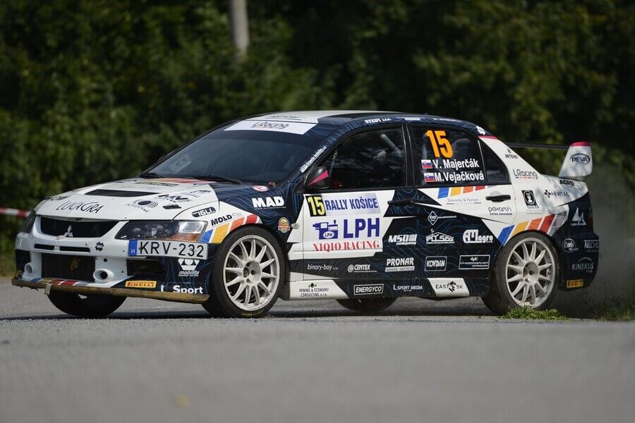 Na snímke slovenská posádka Vlastimil Majerčák – Michaela Vejačková (L Racing s.r.o.) na automobile Mitsubishi Lancer Evo IX počas rýchlostnej skúšky 41. Rally Košice v Herľanoch 16. augusta 2015 - Zdroj Profimedia