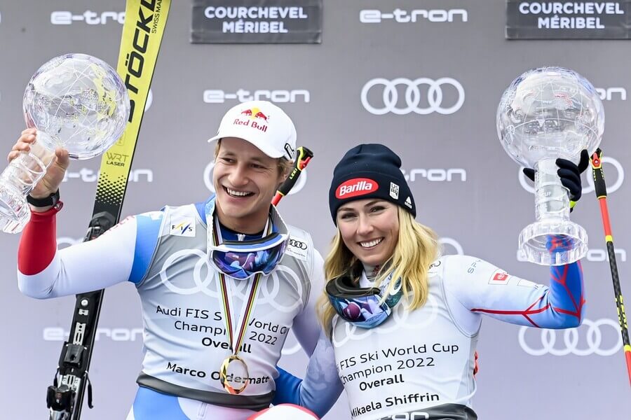 Marco Odermatt a Mikaela Shiffrin, víťazi celkového hodnotenia SP v alpskom lyžovaní 2022/2023 - Zdroj Profimedia