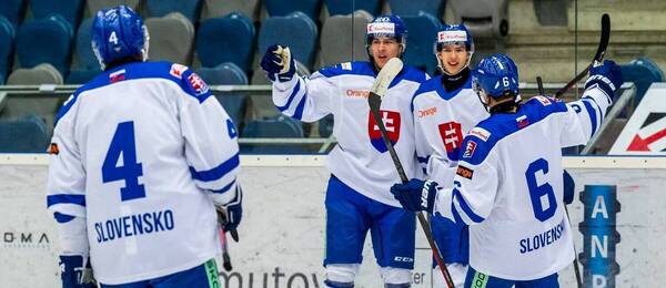Hokejisti Slovenska do 20 rokov oslavujú gól v jednom zo zápasov.