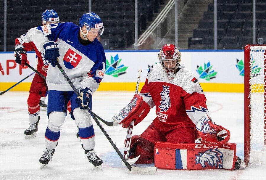 Matej Kašlík, Jan Bednář, zápas Slovensko U20 vs. Česko U20 (2022) - Zdroj © Jason Franson/The Canadian Press via ZUMA Press, Profimedia