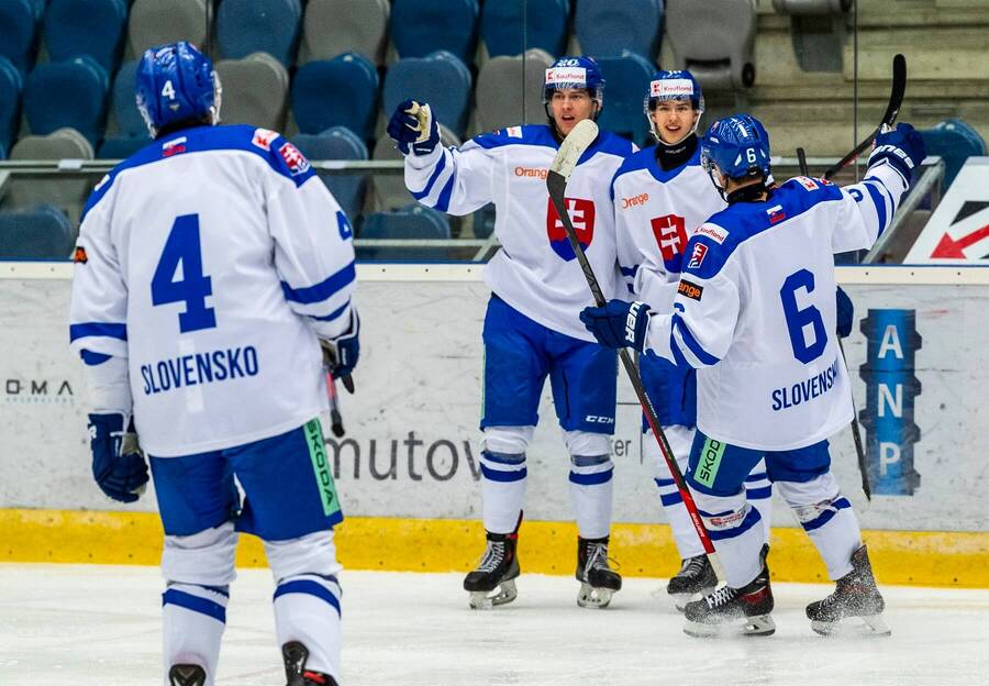 Hokejisti Slovenska do&nbsp;20 rokov oslavujú gól v&nbsp;jednom zo&nbsp;zápasov.