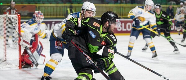 Jozef Tibenský (Vlci Žilina) a Damián Novický (HC 19 Humenné) počas finále JOJ Šport Slovenského pohára v hokeji Vlci Žilina - HC 19 Humenné - Zdroj Profimedia