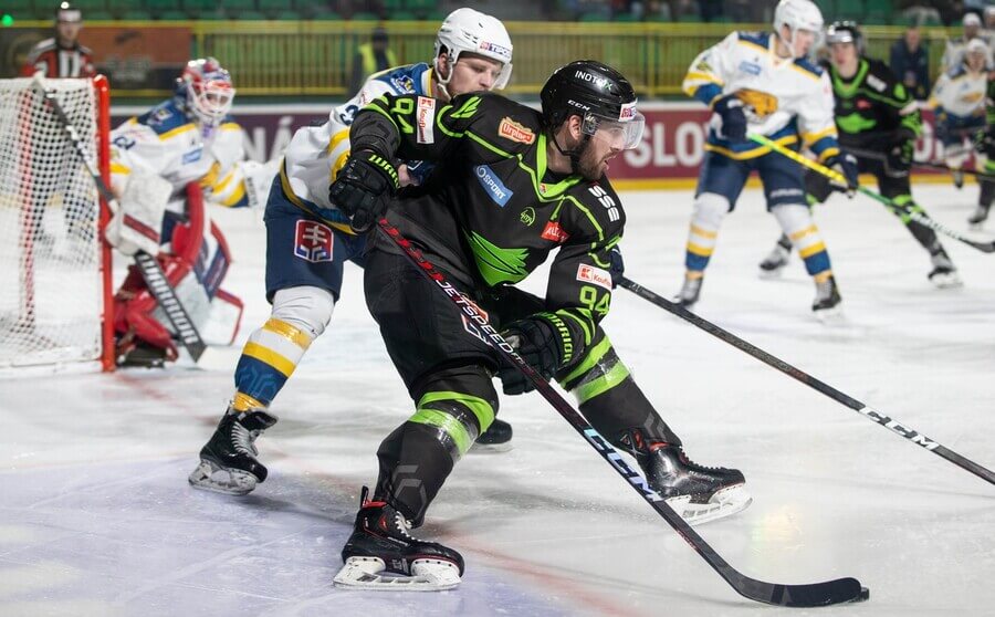 Jozef Tibenský (Vlci Žilina) a Damián Novický (HC 19 Humenné) počas finále JOJ Šport Slovenského pohára v hokeji Vlci Žilina - HC 19 Humenné - Zdroj Profimedia