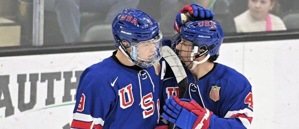 Ryan Leonard (9), Gabe Perreault (4), hokejový tím USA do 18 rokov - Zdroj Profimedia
