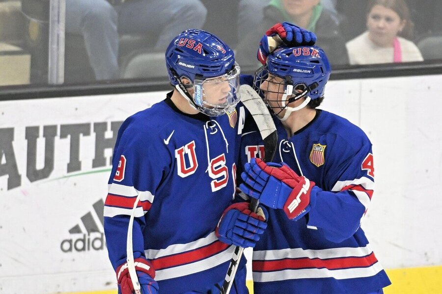 Ryan Leonard (9), Gabe Perreault (4), hokejový tím USA do 18 rokov - Zdroj Profimedia