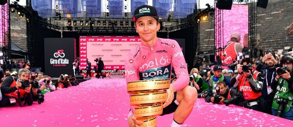 Giro d'Italia, Jai Hindley s trofejou (2022) - Zdroj Profimedia