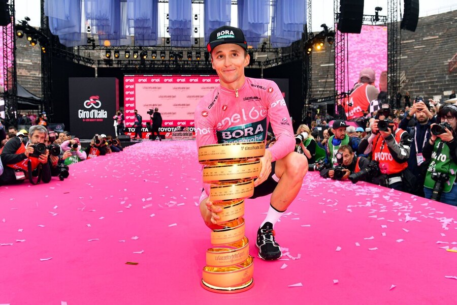 Giro d'Italia, Jai Hindley s trofejou (2022) - Zdroj Profimedia