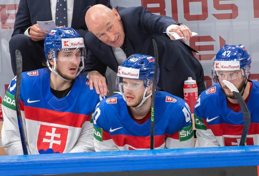 Tréner slovenských hokejistov Craig Ramsay, zľava Pavol Regenda, Miloš Roman a Mário Lunter, MS 2022 - Zdroj Profimedia