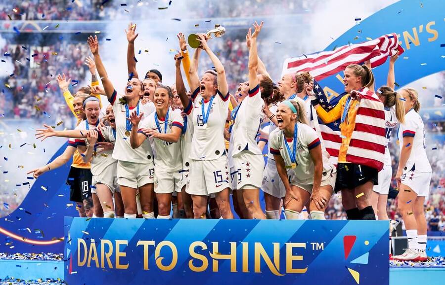 Megan Rapinoe (USA) s trofejou za víťazstvo na MS vo futbale žien 2019 - Zdroj Profimedia