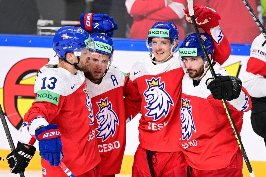 Hokejisti Česka oslavujú gól do siete Švajčiarska na MS 2023 - Zdroj Profimedia
