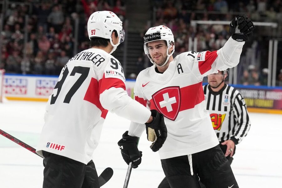 Nico Hischier, hokejista, Švajčiarsko - Zdroj AP Photo/Roman Koksarov, Profimedia