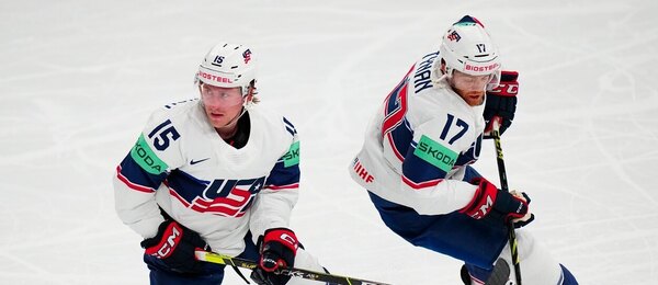 Scott Perunovich (vľavo), TJ Tynan (vpravo), USA, hokej, MS 2023 - Zdroj AP Photo/Pavel Golovkin, Profimedia