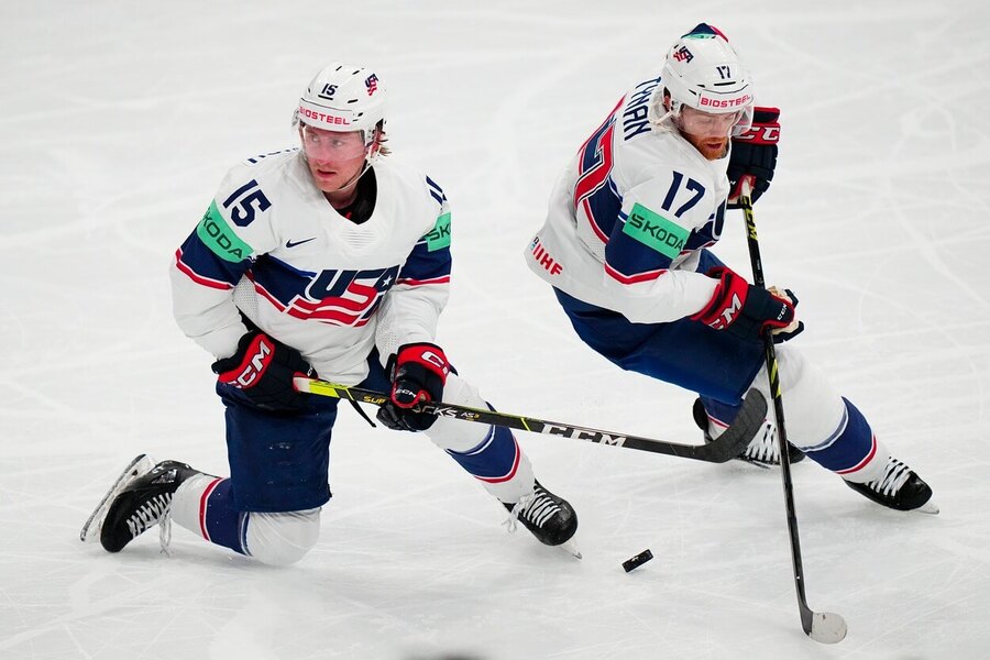 Scott Perunovich (vľavo), TJ Tynan (vpravo), USA, hokej, MS 2023 - Zdroj AP Photo/Pavel Golovkin, Profimedia