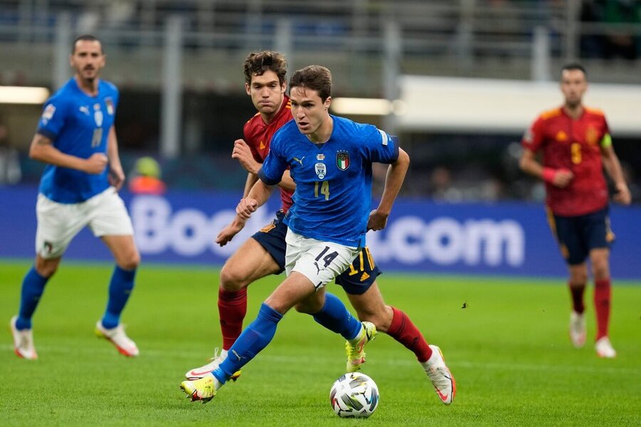 Federico Chiesa a za ním Marcos Alonso; zo súboja Taliansko vs. Španielsko - Zdroj AP Photo/Antonio Calanni, Profimedia