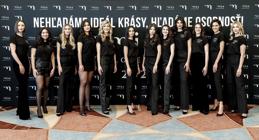 Miss Slovensko 2023 zľava Karolína Barancová, Sonja Kopčanová, Kinga Puhová, Karolína Bazsóová, Laura Weiterschützová, Vanessa Gáborová, Nina Nemčoková, Romana Ugrayová, Petra Siváková, Vanesa Čuriková, Alžbeta Bieliková a Daniela Vojtasová - Foto Profimedia