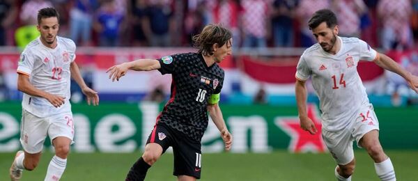 Luka Modrić (s loptou), Jose Gaya (14), Pablo Sarabia (12) na EURO 2020 - Zdroj AP Photo/Martin Meissner, Pool, Profimedia