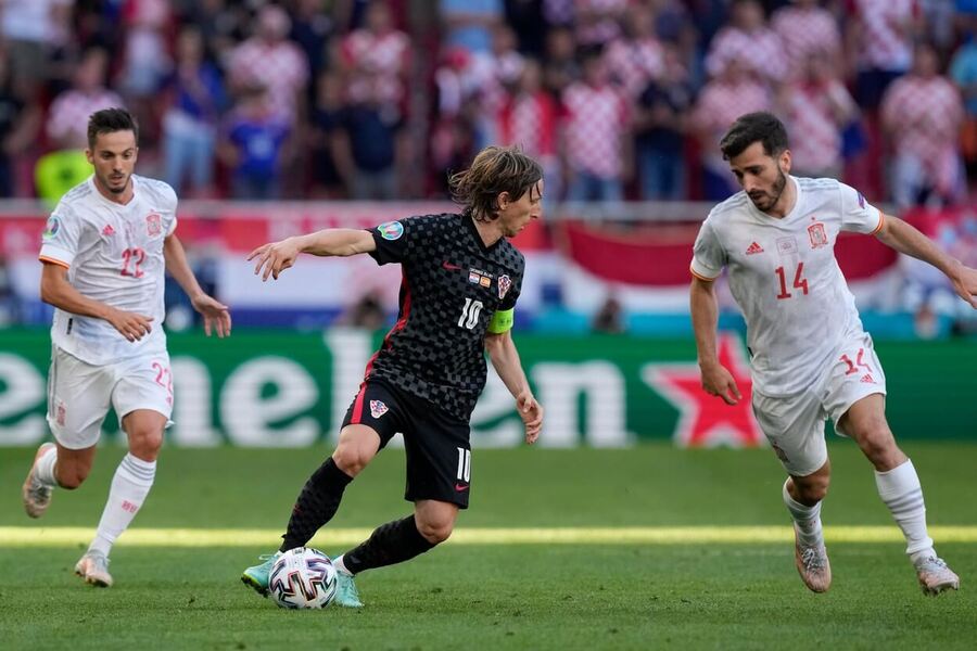 Luka Modrić (s loptou), Jose Gaya (14), Pablo Sarabia (12) na EURO 2020 - Zdroj AP Photo/Martin Meissner, Pool, Profimedia