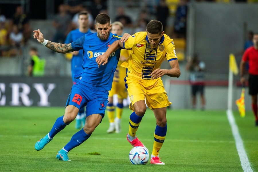 Ovidiu Popescu (FCSB) a Norbert Balogh (Dunajská Streda) v zápase EKL - Zdroj Profimedia