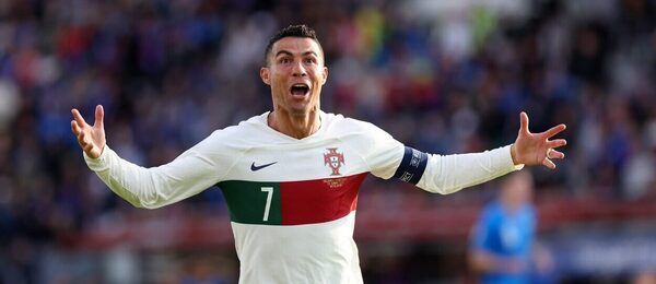 Cristiano Ronaldo sa teší z gólu do siete Islandu - Zdroj AP Photo/Árni Torfason, Profimedia