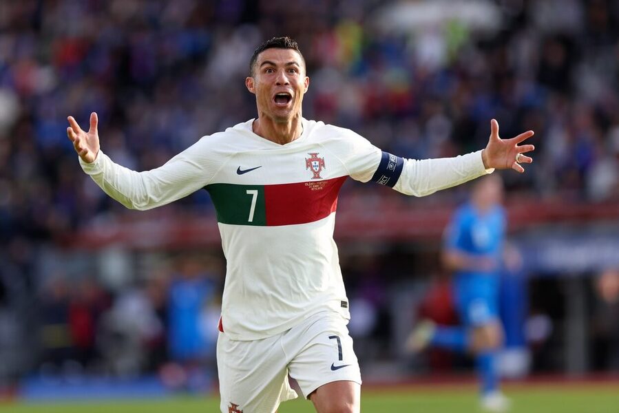 Cristiano Ronaldo sa teší z gólu do siete Islandu - Zdroj AP Photo/Árni Torfason, Profimedia