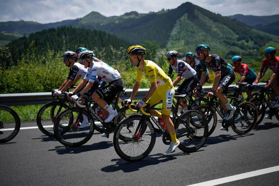 &quot;Žltý&quot; Adam Yates a &quot;biely&quot; Tadej Pogačar ako priebežne vedúci jazdci TdF 2023 - Zdroj AP Photo/Daniel Cole, Profimedia