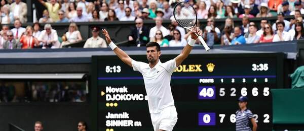 Novak Djoković sa teší z víťazstva nad Jannikom Sinnerom na Wimbledone 2022 - Zdroj Profimedia