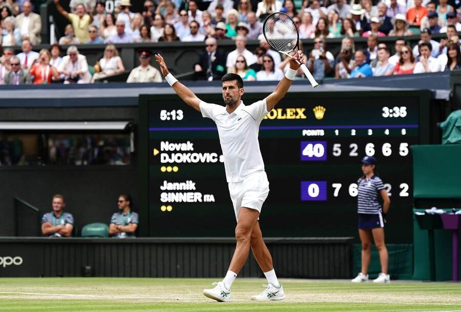 Novak Djoković sa teší z víťazstva nad Jannikom Sinnerom na Wimbledone 2022 - Zdroj Profimedia