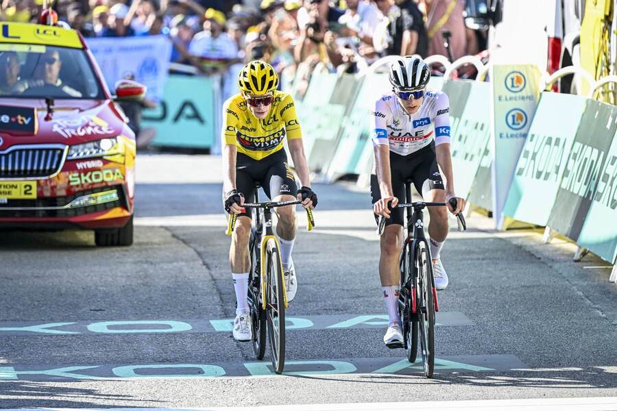 V žltom Jonas Vingegaard, v bielom Tadej Pogačar, Tour de France 2023 - Zdroj Profimedia