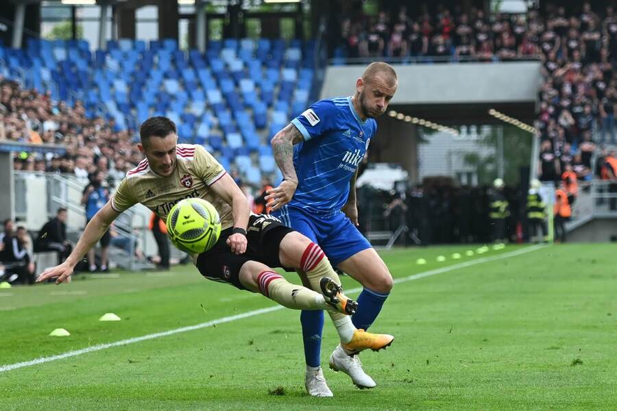 Hráč Trnavy Matej Čurma a kapitán Slovana Vladimír Weiss ml. vo finále Slovnaft Cupu 2022 - Zdroj Profimedia