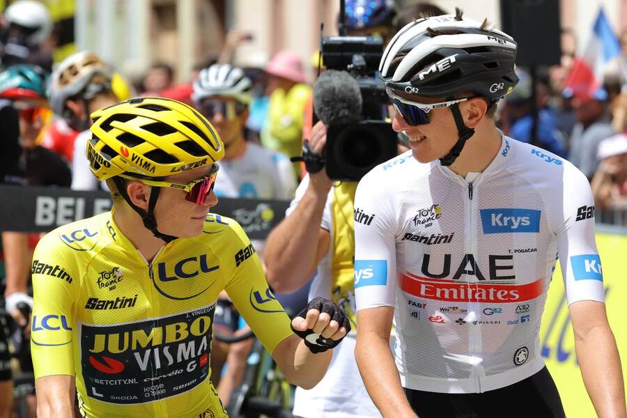 Tour de France 2023, v žltom Jonas Vingegaard, v bielom Tadej Pogačar - Zdroj Profimedia