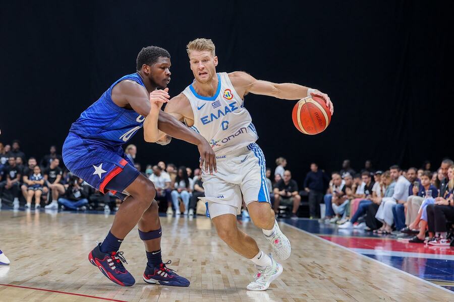 Anthony Edwards (v modrom), Thomas Walkup (v bielom), USA vs. Grécko - Zdroj Waleed Zein / Anadolu Agency/ABACAPRESS.COM, Profimedia