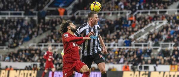 Sven Botman (Newcastle), Mohammed Salah (Liverpool) - Zdroj Richard Callis/SPP, Profimedia