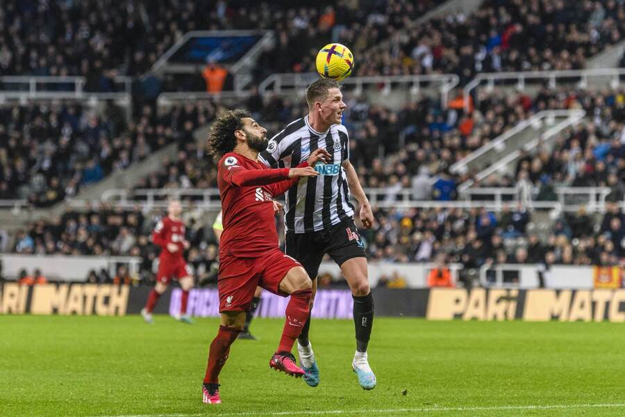 Sven Botman (Newcastle), Mohammed Salah (Liverpool) - Zdroj Richard Callis/SPP, Profimedia