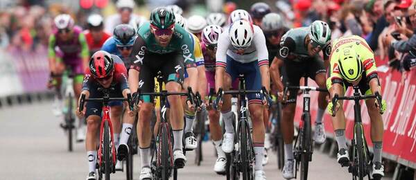 Tesný finiš jednej z etáp Tour of Britain 2022; v popredí Jordi Meeus - Zdroj Profimedia