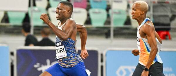 Bayapo Ndori z Botswany (vľavo), víťaz behu na 400 metrov na Diamantovej lige v Xiamen 2026