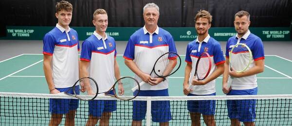 Daviscupový tím Česka pred zápasom so Španielskom; zľava Jakub Menšík, Jiří Lehečka, nehrajúci kapitán Jaroslav Navrátil, Tomáš Macháč, Adam Pavlásek - Zdroj Profimedia